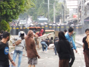 Massa pendemo bentrok lagi di Petamburan,Tanah Abang, Jakarta Pusat. 

Pendemo melempari aparat keamanan dengan batu,terlihat batu berserakan di sepanjang jalan.


Massa memprovokasi aparat yang berada di dekat masjid Annur, Petamburan. Akhirnya polisi menyerbu pendemo,akibatnya massa kocar kacir menyelamatkan diri ke arah pasar Tanah Abang.