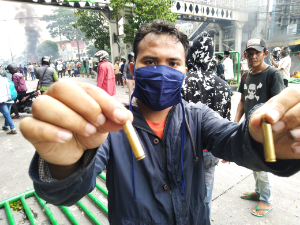 Ketika sedang demo,  seorang warga Petamburan menemukan selongsong peluru di jalanan.                                     "Lihat ini selongsong peluru bukan gas air mata,"katanya. Ia melanjutkan," Bagaimana kalau kena kita?".