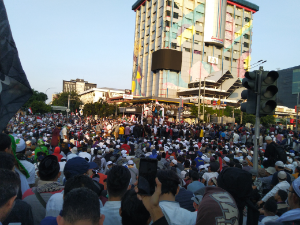 Ribuan massa memadati depan kantor Bawaslu,Jl.Thamrin,Jakarta Pusat. Meski jalanan sekitar Bawaslu telah penuh sesak,massa tetap mengalir seperti air bah. 


Di atas mobil komando mereka melakukan orasi yang memberi semangat untuk terus berjuang. 


Terlihat bendera bertuliskan tauhid dikibarkan.