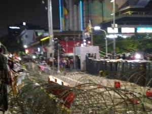 Demonstran di depan gedung Bawaslu berhadapan dengan alasan aparat kepolisian di depan Bawaslu, Jl.M.H.Thamrin,Jakarta Pusat.   


Mereka berteriak -teriak di depan gedung Bawaslu .Sementara pasukan Brimob berjaga di depan Bawaslu dibatasi pagar kawat berduri dan pembatas jalan dari beton.