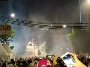 massa pendemo bentrok dengan polisi di depan Baswalu, Pendemo menembakkan kembang api sedang polisi menembakkan gas air mata