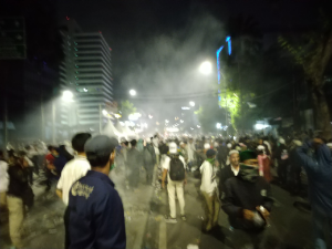 Aksi bakar-bakaran kembali terjadi di Bawaslu, Jl MH Thamrin, Jakarta Pusat. tenda polisi di kiri gedung Bawaslu dibakar. 


Massa dan polisi kembali terlibat bentrokan. Massa melempari polisi dengan bebatuan dan petasan.


Massa yang menyerang polisi berasal dari arah Jl KH Wahid Hasyim. Polisi sempat memukul balik massa dengan gas air mata.
