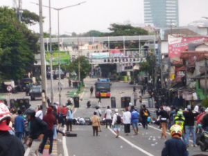 Massa pendemo di Petamburan, Tanah Abang, Jakarta  Pusat  melakukan shalat dhuhur di atas jembatan penyeberangan. Ketika mereka sedang melempari aparat keamanan lalu terdengar adzan.Pendemo menghentikan aksi dan melaksanakan shalat.Sementara aparat  berangsur angsur meninggalkan lokasi