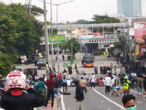 Polisi membubarkan massa di depan Masjid Jami An Nur dengan gas air mata saat terjadi bentrokan  massa dengan polisi terjadi di Petamburan, Jakarta. 


Sekitar pukul 12.00 WIB, massa awalnya berhadapan dengan para personel Brimob.

Massa menyoraki polisi  dan melempari batu ke arah polisi.

 Polisi menembakkan tembakan gas air mata dan mengejar kerumunan massa , mereka berlarian.


Massa lari ke dalam masjid. 
Massa yang di atas fly over masih berhadap-hadapan dengan polisi di lokasi.
