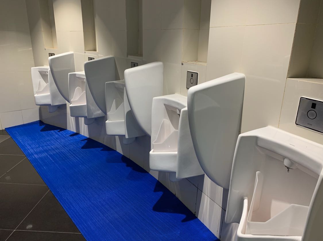 Ini adalah toilet yang relatif masih baru. Letaknya di Terminal 3 Bandara Soekarno-Hatta, di area keberangkatan. Difoto pada 6 September 2019.