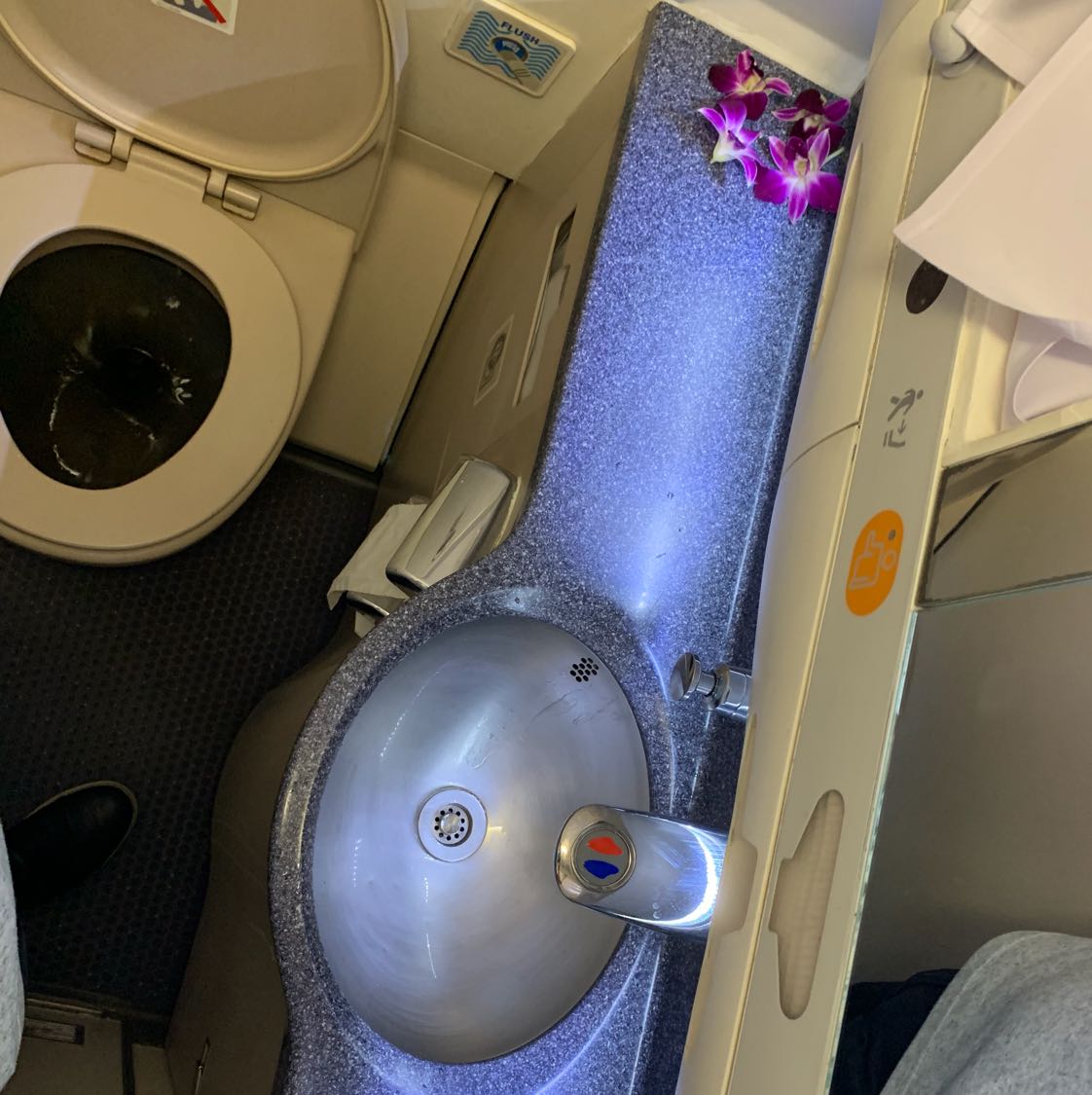 Pernah lihat toilet di dalam pesawat terbang? Ya, seperti itulah sempitnya. Memanfaatkan setiap sudut ruang agar bermanfaat maksimal.
