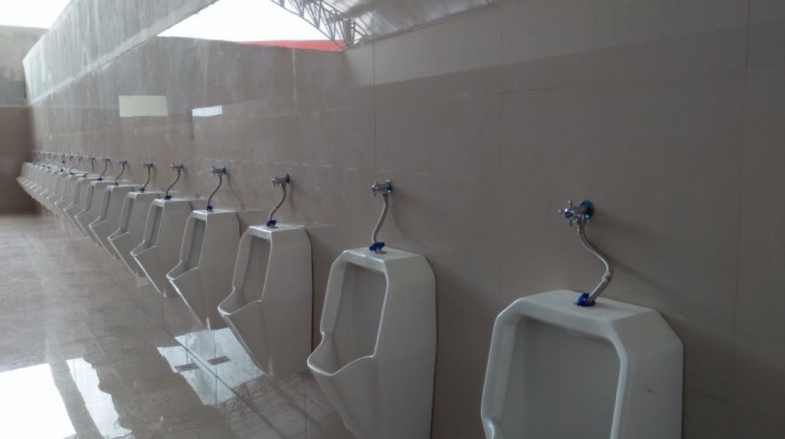 Guyz, ini toilet pemecah rekor MURI di Stasiun pengisian bahan bakar umum (SPBU) 33-45102 Muri 2 di Rest Area KM 228A Tol Kanci-Pejagan yang resmi dibuka pada tgl. 20/12/2018. Total ada 308 toilet, terdiri dari 12 khusus disabel, 118 toilet wanita, 92 toilet pria, dan 86 urionoir.