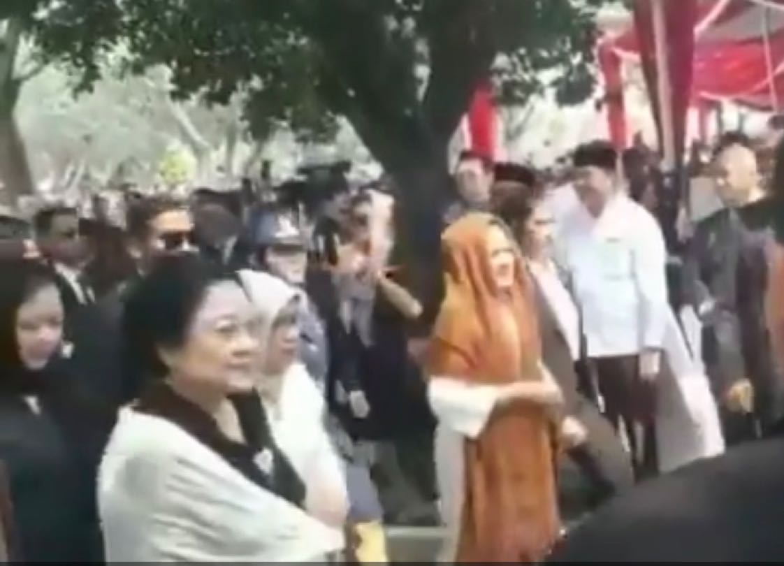 Ibu Sinta Nuriyah Wahid, Megawati Soekarnoputri beserta Ibu Negara Iriana Joko Widodo tiba di TMP Kalibata guna mengikuti prosesi pemakaman jenazah Alm. BJ Habibie, Kamis (12/9) siang. 🎥Ben #RIPHabibie