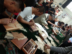 Huazhou International Shadow Play

Adalah museum terdapat koleksi Shadow Play dari berbagai negara, termasuk wayang kulit asal Indonesia.
Para  pengunjung bisa melihat para pengerajin Shadow Play yang sedang mempoduksi berbagai propertinya.