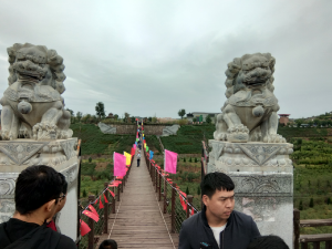 Jembatan Yaotou Kilns, Weinan, Tiongkok.

Inilah jembatan yang menghubungkan area gerbang utama menuju kawasan pembuatan tembikar dan pemukiman peninggalan masa dahulu.