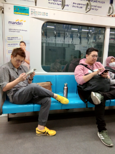 Percakapan penumpang yang berteman bertemu dalam satu MRT :
Teman 1 : "Wah, gak pake mobil Bro"
Teman 2 : "Gak, pake MRT gue sekarang", sambil melanjutkan membaca bukunya dalam MRT.