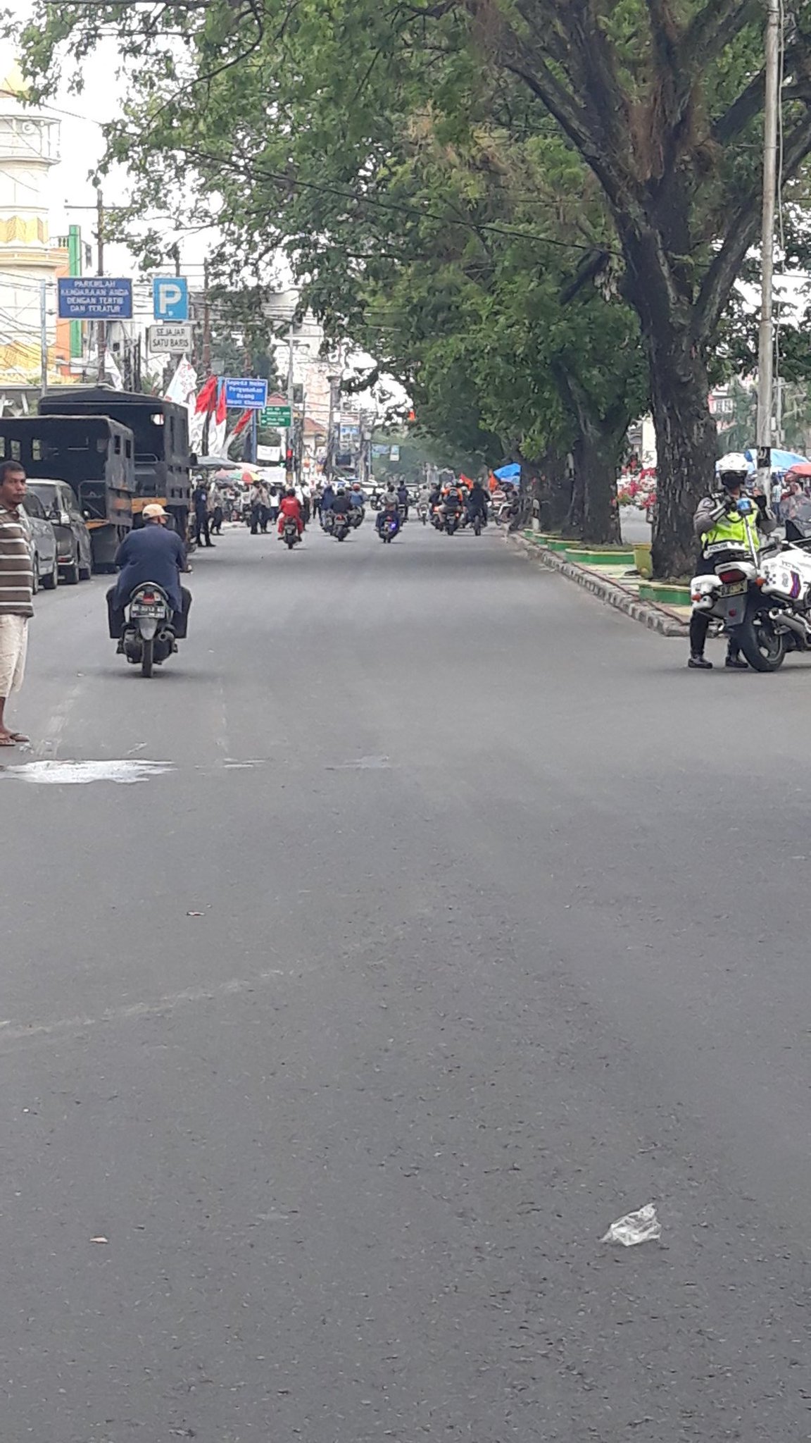 Hingga kini Jln Brigjen Katamso, Medan Maimun, Sumut masih ditutup massa pendemo warga Sari Rejo. (@Yudi_1034)