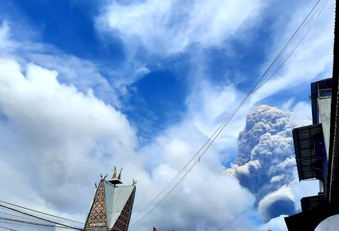 10.30: Gunung Sinabung, Sumut erupsi kembali. (info @amramagima )