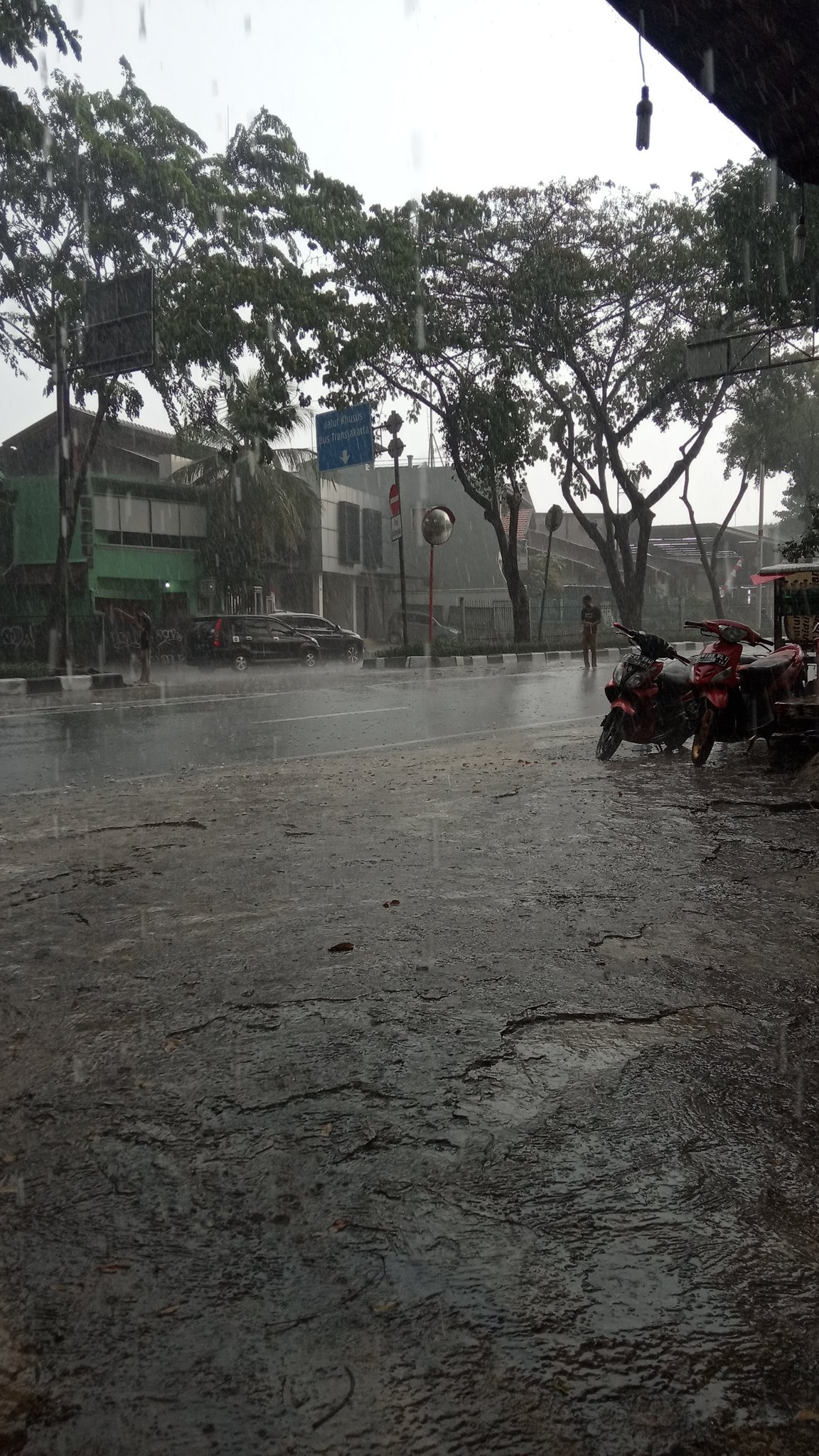 JL. Panjang, Permata Hijau, Jaksel hujan lumayan deras. Hati2 yg sedang dijalan. (@PendakiJakarta)