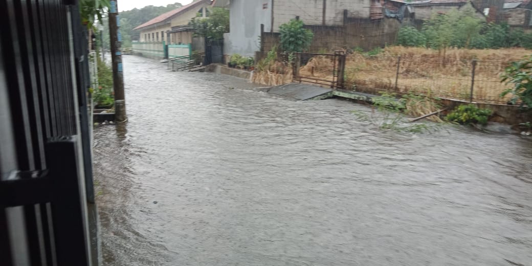 Banjir di perumahan Pondok Pucung Indah 2, RT10/RW06, Kel Pondok Pucung, Kec Pondok Aren, Tangerang Selatan. (@rapipondokaren)