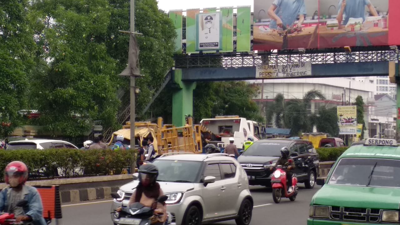 Kecelakaan truck engkel bak terbuka B 9310 ZA di jalan raya Serpong KM 7, depan Hotel Sol Marina, sdh dievakuasi petugas Dishub, lalin arah ke Serpong tersendat, arah sebaliknya ramai lancar, cuaca mendung. (@eko_y26)
