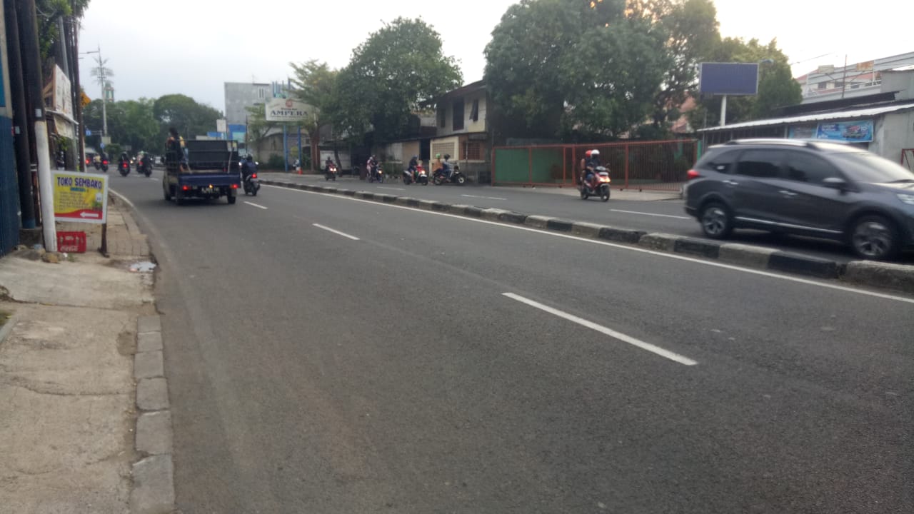 Arus lalin di ruas Jl. Raya TB. Simatupang dari arah Pasar Rebo menuju Lenteng Agung, Jakarta Selatan ramai lancar. (Ros)
