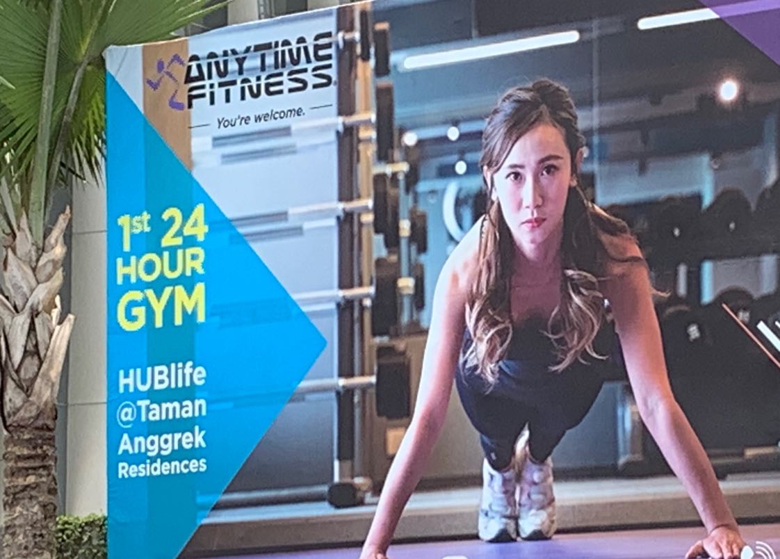 Satu lagi yang baru saja membuka bisnisnya nanstop 24 jam adalah Anytime Fitness di HUBlife Taman Anggrek Residence, Jakarta Barat. Papan iklannya sangat meyakinkan sebagai 1st 24 Hour Gym. Mau coba? Kontak aja di 081381041099z