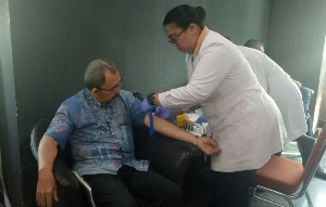 Masing-masing peserta seminar mendapat pemeriksaan gula darah dari Prodia