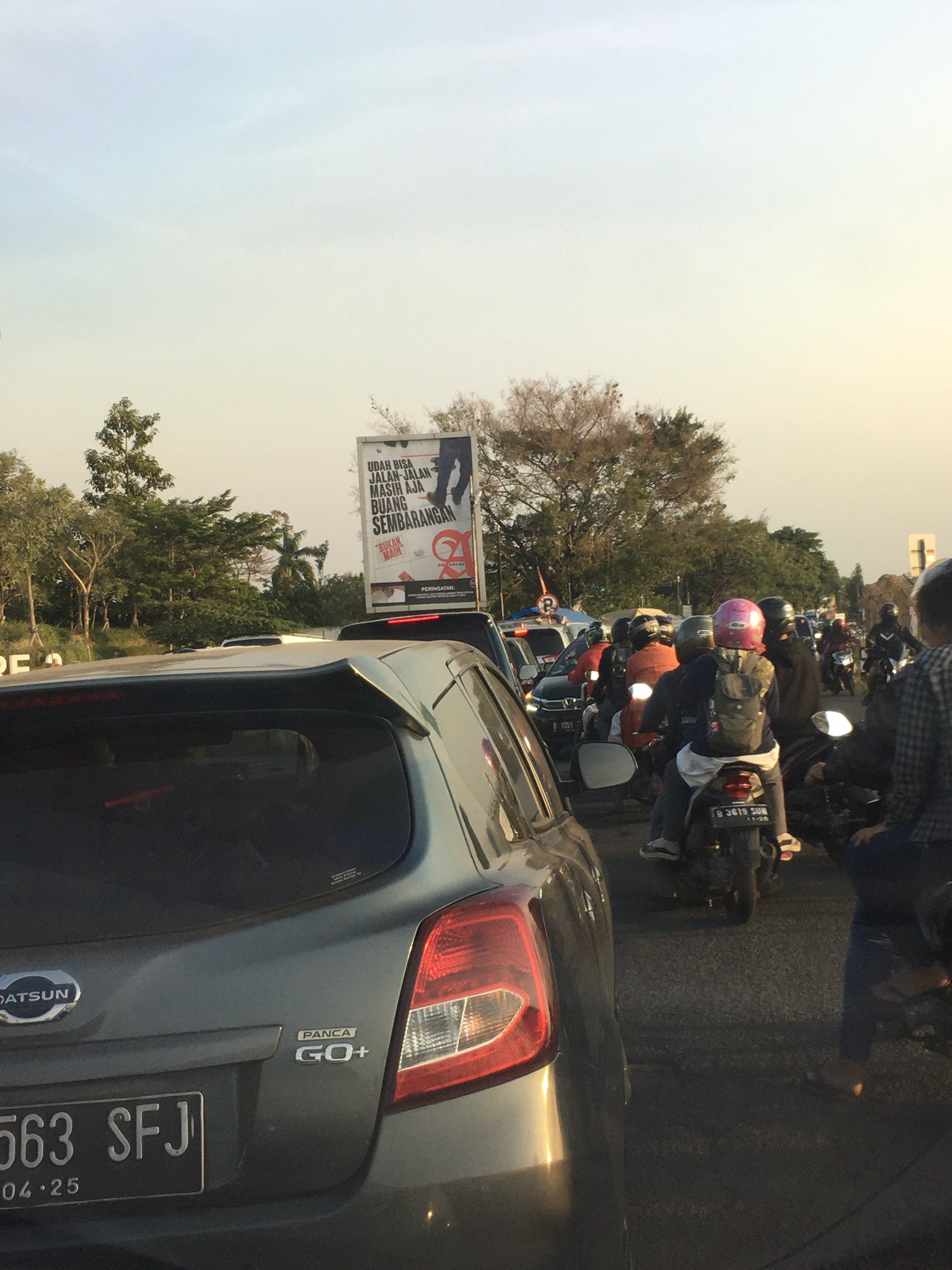 Cikal bakal titik kemacetan rutin di Pondok Cabe, Tangerang Selatan. (@Smartcool_ID)