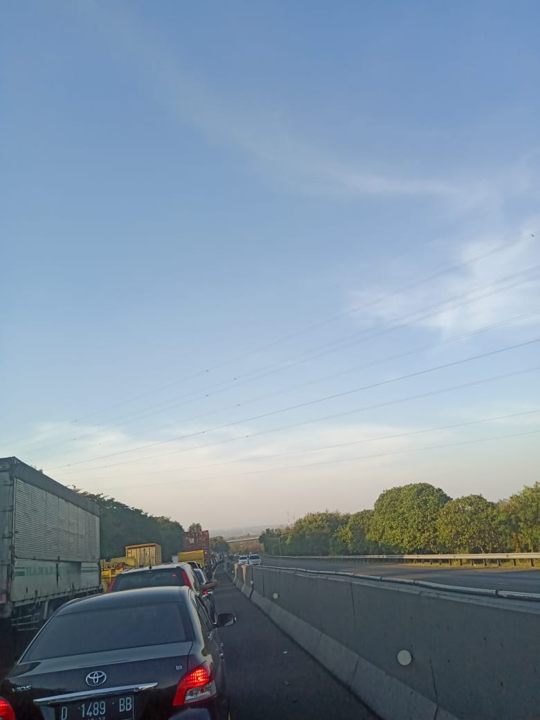 Sudah hampir satu jam di Km 86 Ruas Tol Purbaleunyi arah Jakarta macet total. Mohon bantuan pihak Jasamarga untuk mengurai kemacetan. (Dede)