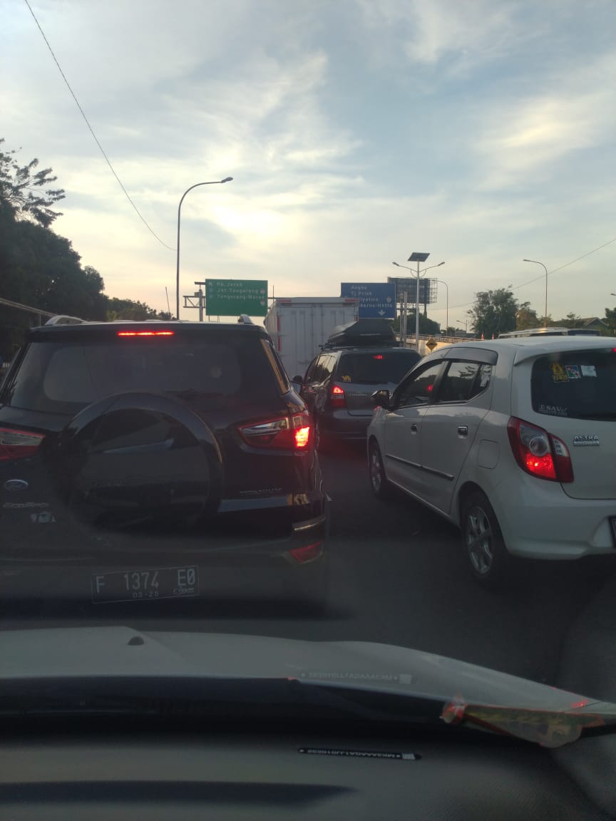 Lalu lintas macet total di Ruas Tol Janger dari Slipi arah ke Tangerang, ada penanganan kecelakaan di Kebon Jeruk KM 02+800 arah ke Tangerang. (Yeri)