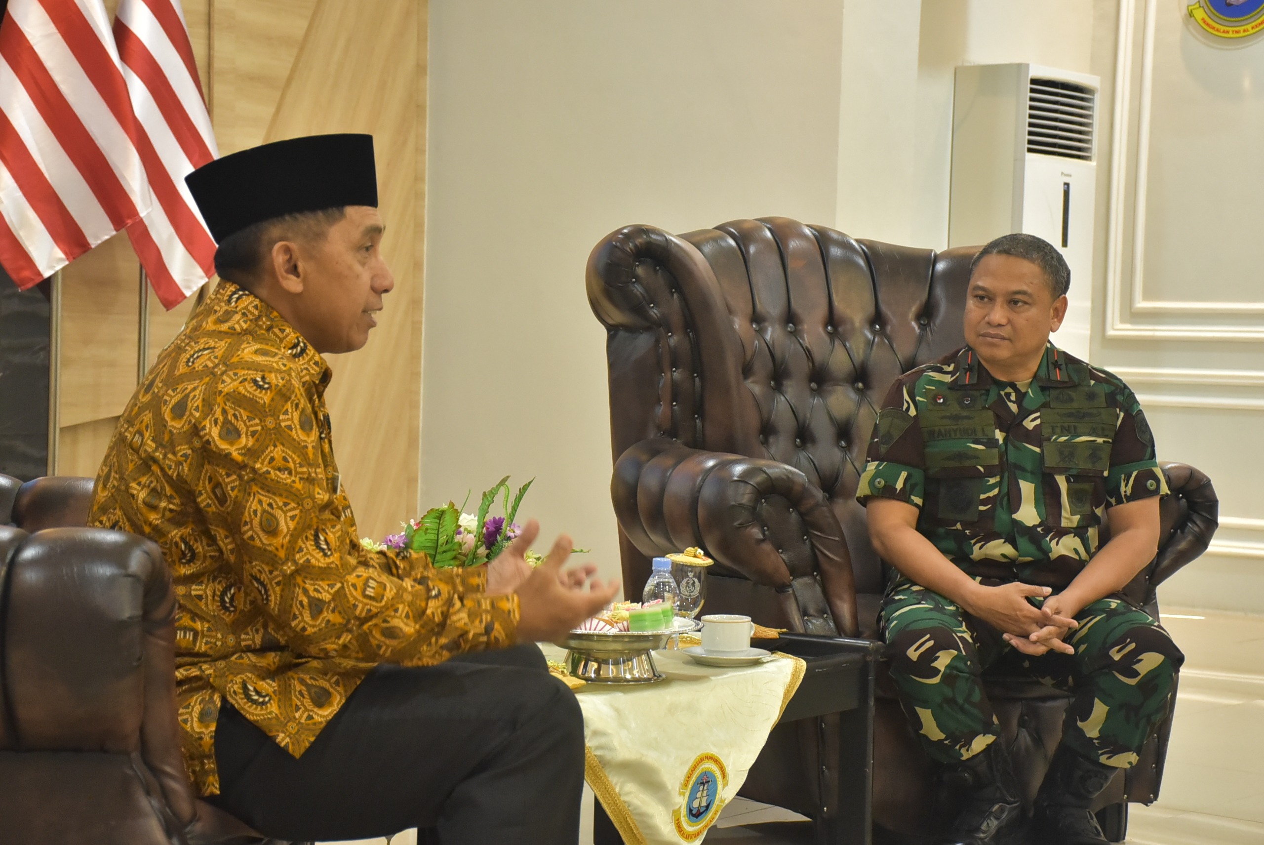 Komandan Lantamal VI Makassar Terima Kunjungan PEPABRI Provinsi Sulselbar.

TNI AL, Lantamal VI, 23 Juli 2025.

Makassar, Komandan Pangkalan TNI AL VI (Danlantamal) VI Brigadir Jenderal (Brigjen) TNI Marinir Dr. Wahyudi, S.e., M.Tr.Hanla.,M.M., M.Han Menerima Kunjungan Audiensi Ketua DPD Persatuan Purnawirawan Angkatan Bersenjata Republik Indonesia (PEPABRI) Sulselbar Beserta Rombongan  di Longroom  Macan Kumbang Mako Lantamal VI, Rabu (23/07/2025).

Kedatangan rombongan DPD Pepabri yang di pimpim oleh Ketua Pepabri Sulselbar, Mayjen TNI (P) H Andi Muhammad Mappanyukki disambut oleh Danlantamal VI Makassar dalam suasana penuh senyuman hangat.

Kesempatan ini menjadi momen penting dalam memperkuat tali silaturahmi antara generasi aktif dengan para sesepuh TNI-Polri yang telah lebih dahulu mengabdi kepada bangsa dan negara.

Pada pertemuan tersebut Danlantamal VI Makassar mengucapkan selamat datang kepada Ketua DPD Pepabri Sulselbar beserta rombongan di mako Lantamal VI makassar sekaligus memperkenalkan para pejabat Lantamal VI yang ikut serta mendampingi.

Adapun dari maksud kunjungan tersebut bertujuan untuk bersilaturahmi serta menjalin komunikasi dan sinergi yang berkesinambungan, terutama dalam mendukung tugas-tugas Lantamal VI Makassar.

“Semoga hubungan antara generasi aktif terutama dengan Lantamal VI makassar dan Pepabri Sulselbar dapat terus terjalin dengan baik, serta mendorong semangat kebangsaan dan pengabdian lintas generasi demi kemajuan bangsa” Ujar Danlantamal dalam sambutannya.

Sementara itu ketua DPD Pepabri Sulselbar juga menyampaikan apresiasi dan terimakasih atas sambutan Danlantamal dalam pertemuan tersebut “semoga pertemuan ini tidak hanya semata menjadi formalitas namun agar menjadi jembatan dalam sinergitas generasi aktif dan para purnawiraan” sambutnya.


Turut hadir dalam kunjungan tersebut Wadan Lantamal VI Makassar Kolonel Laut (P) Nopriadi, M.Tr. Hanla, Asrena Danlantamal VI, Asintel Danlatamal VI, Aspers Danlantamal VI, dan Aspotmar Danlantamal VI, #tnial_lantamalvi.